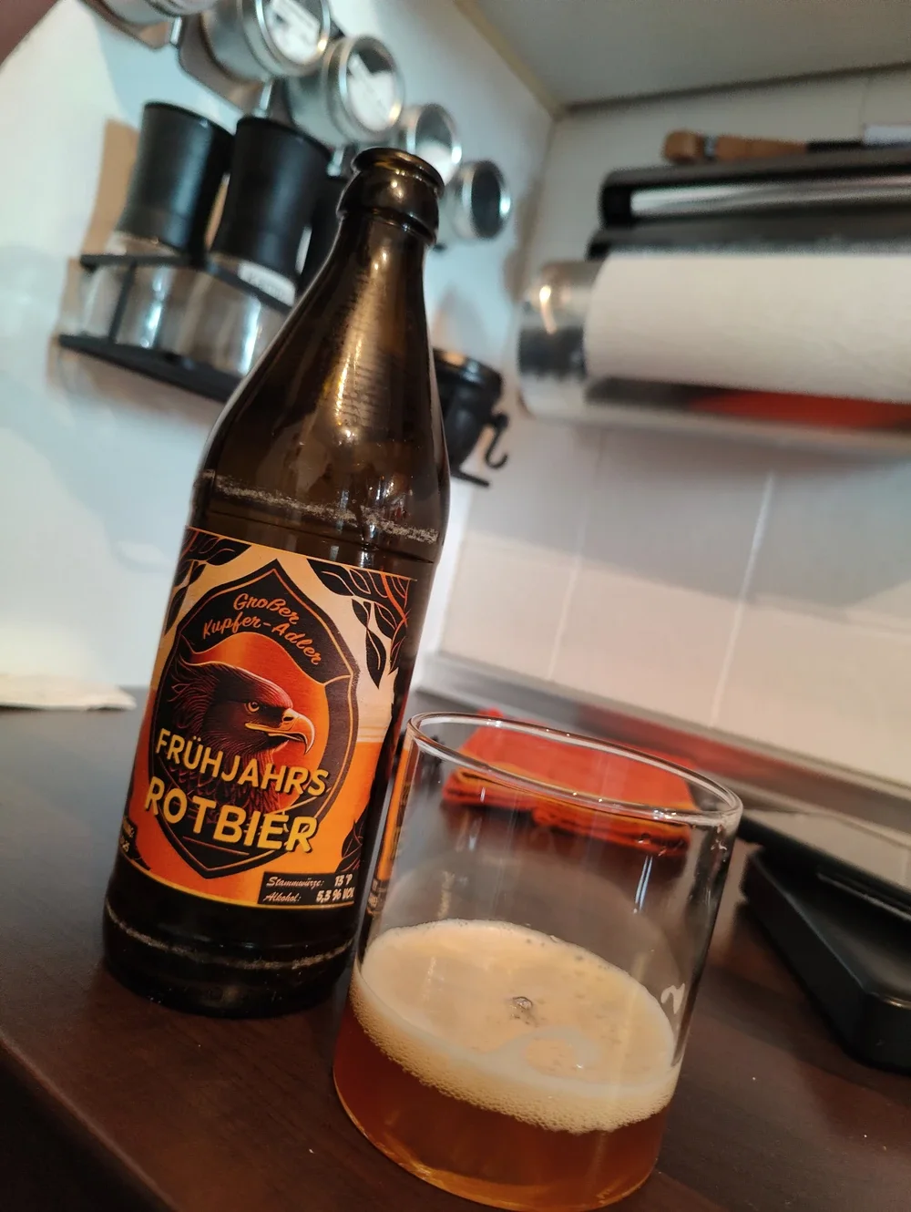 Frühjahrs-Rotbier von Großer Kupfer-Adler mit eingeschenktem Bier im Glas.