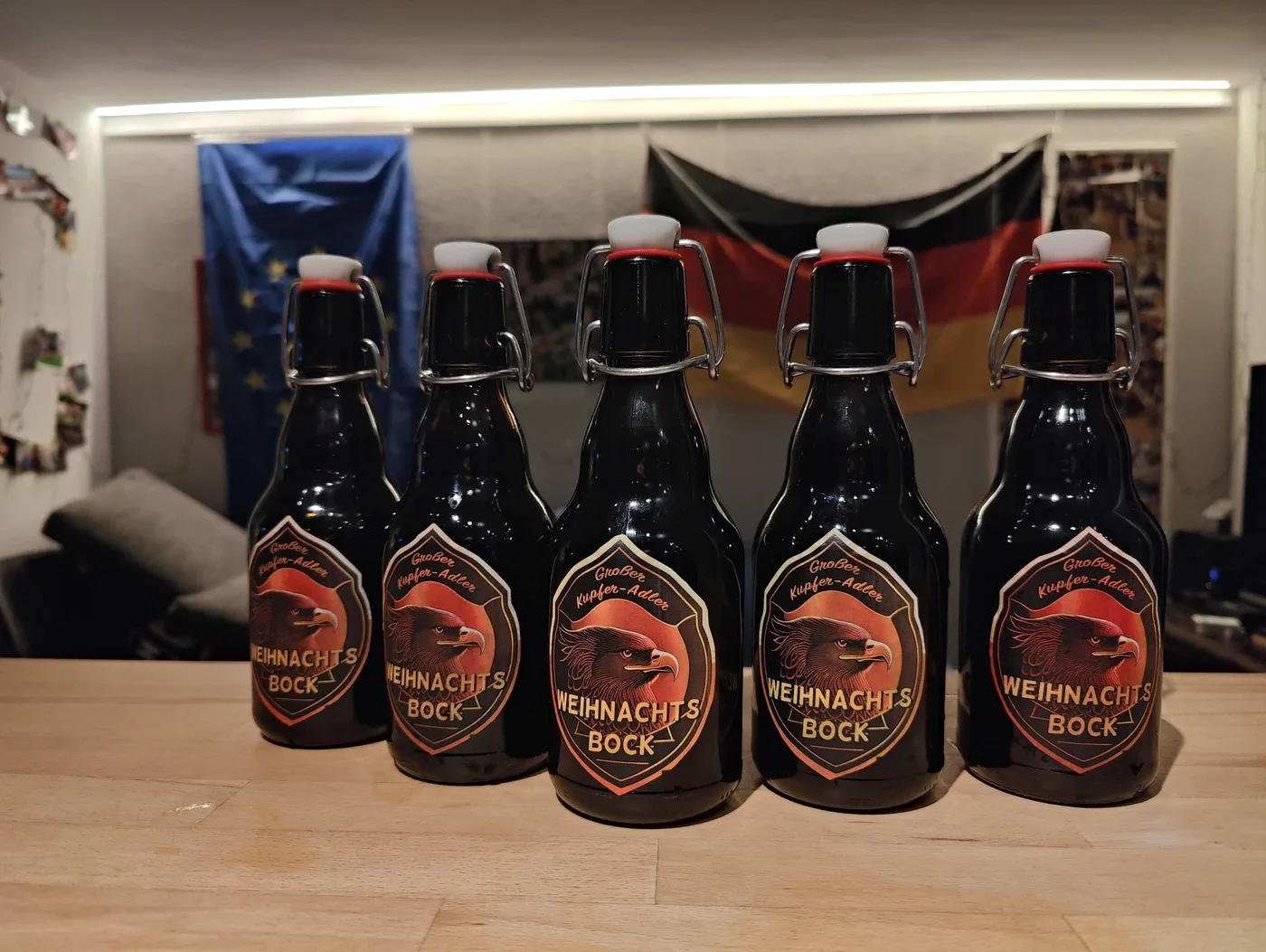Fünf Bügelflaschen Weihnachtsbock mit den Adler-Etiketten von Großer Kupfer-Adler.