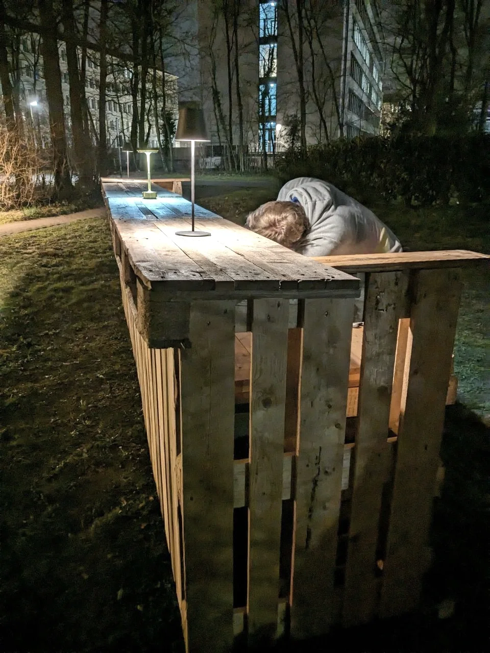 Detail der Palettenkonstruktion und der hölzernen Arbeitsfläche während des Aufbaus.